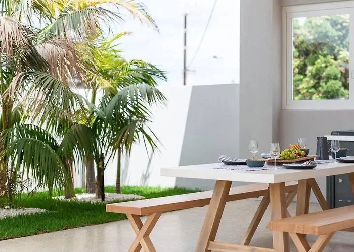 The Elements L Air L 4 Stunning Apartments Each With Private Outdoor Dining L Walk To The Beach L Event Friendly L Wifi L Netflix L Outdoor Shower L Communal Bbq Pavilion And Lawn Area L